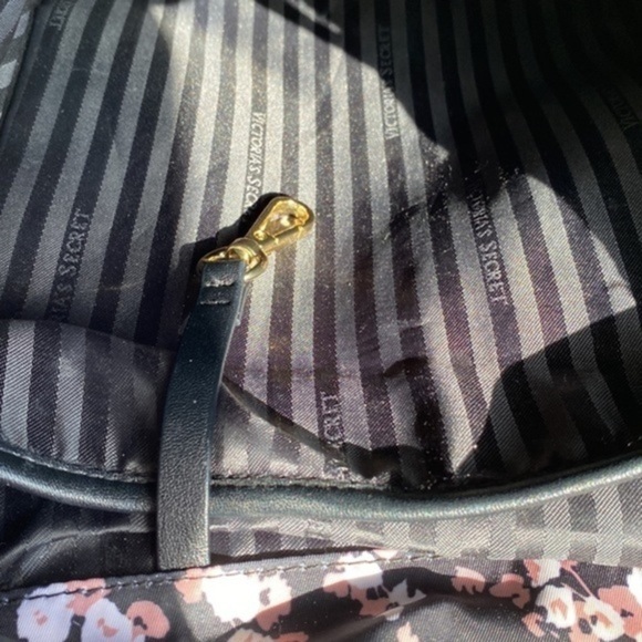 HP🏆 Stylish Floral Backpack by‎ Victoria's Secret: A Fashionable Must-Have - Picture 2 of 7